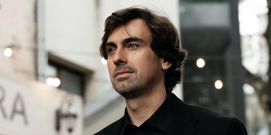 Олексій Гнатковський вестиме передшоу та коментуватиме церемонію вручення премії Оскар 2026 (Фото: oleksiygnatkovskiy/Instagram)