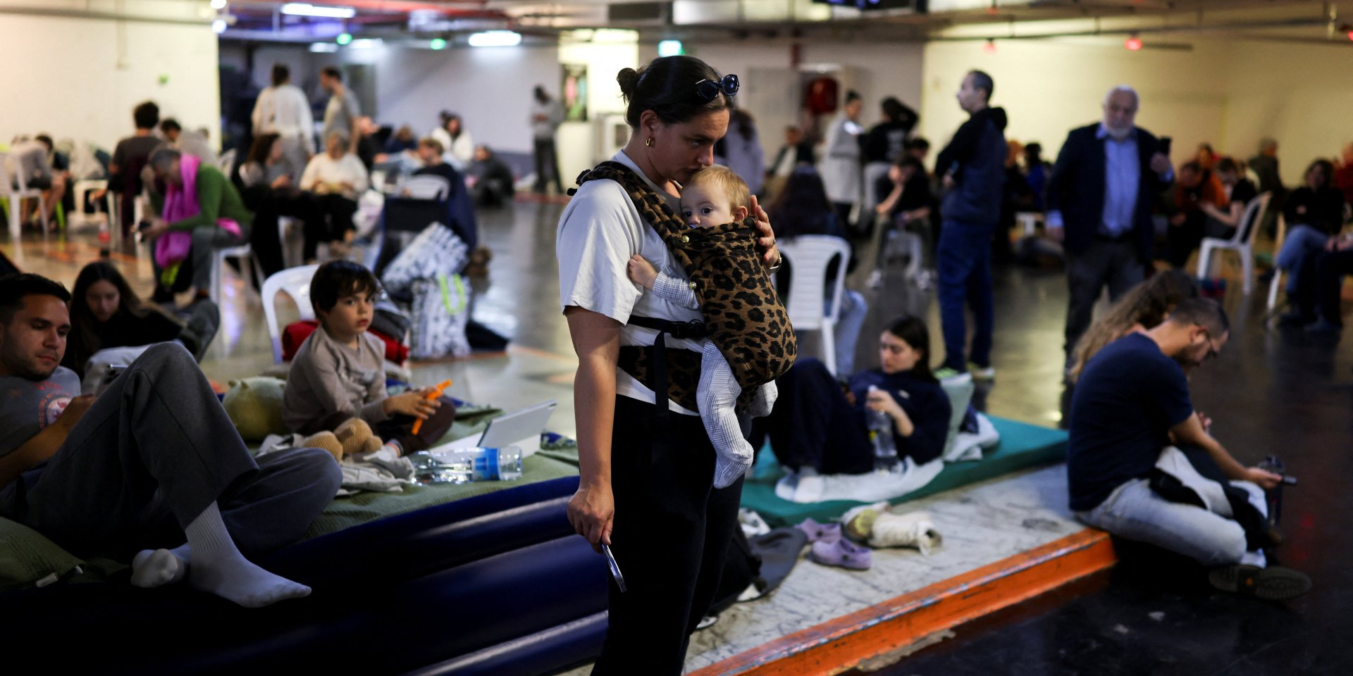 Ukrainians are also hiding from hundreds of Iranian drones and missiles along with the Israelis (in the photo, Tel Aviv residents in a shelter on March 1, 2026) (Photo: REUTERS/Ronen Zvulun)