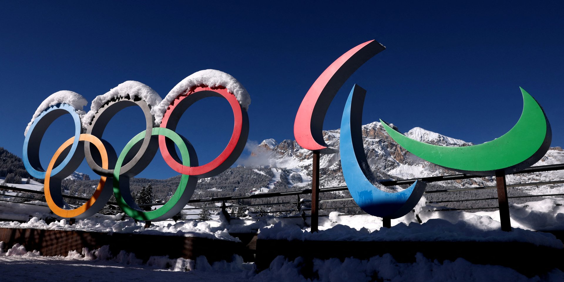 Олімпійські кільця та емблема Паралімпіади в Італії (Фото: REUTERS/Claudia Greco)