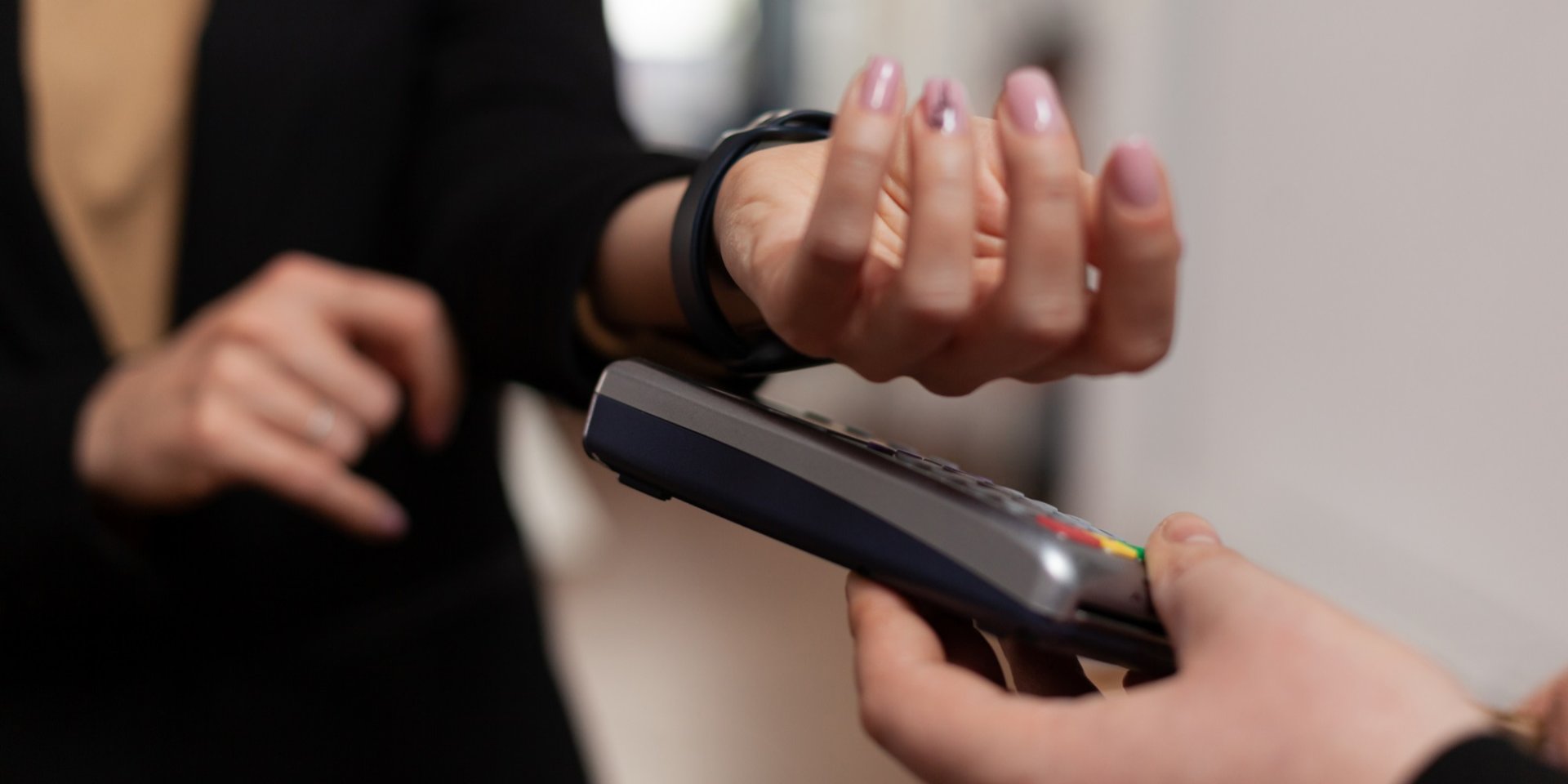 Ощадбанк: наш мобильный эквайринг работает в доставке, Укрзализныце и полиции