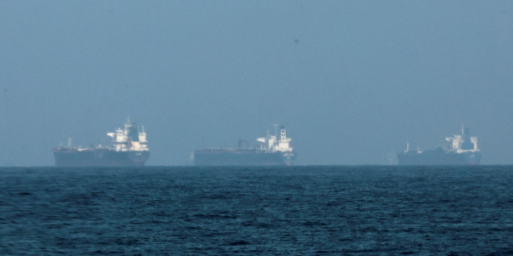 Tankers adrift outside the Strait of Hormuz (Photo: REUTERS/Amr Alfiky/File Photo)