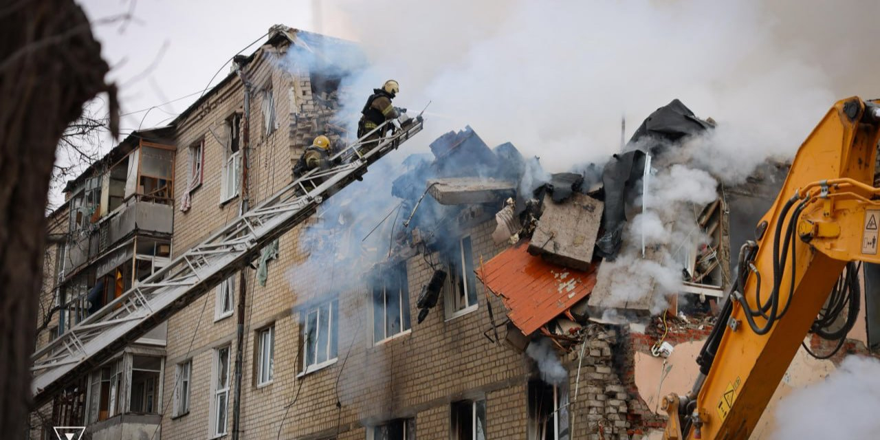 Consequences of enemy shelling on March 7 (Photo: Department of the State Emergency Service in Kharkiv Oblast)