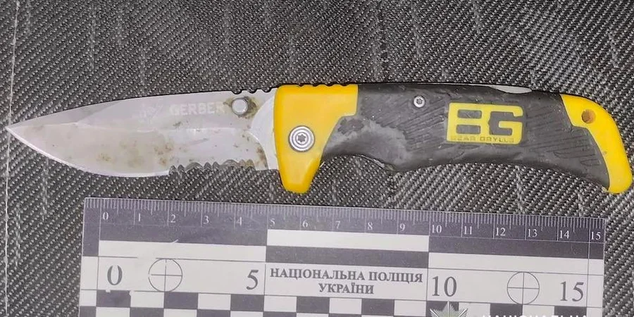 The stabbing incident, which occurred around 4:50 PM on Yakhnenkivska Street, involved a military officer who required hospitalization. T...