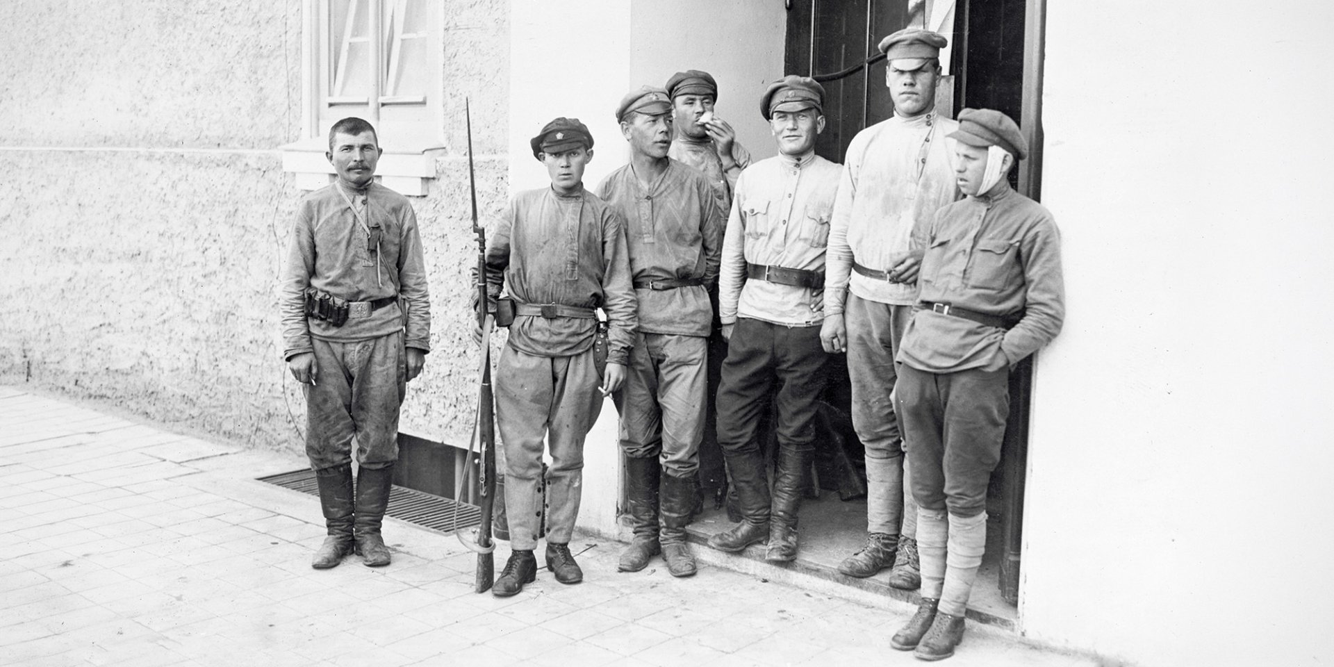 Більшовицькі диверсанти на службі перед радянським комісаром в окупованому польському місті Солдан, 2 вересня 1920 року (Фото: Bettmann / Getty Images)