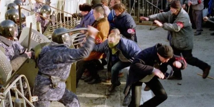 Зіткнення учасників руху Україна без Кучми з омонівцями на підступах до Адміністрації президента на вул. Банковій, 9 березня 2001 року (Фото: УНІАН)