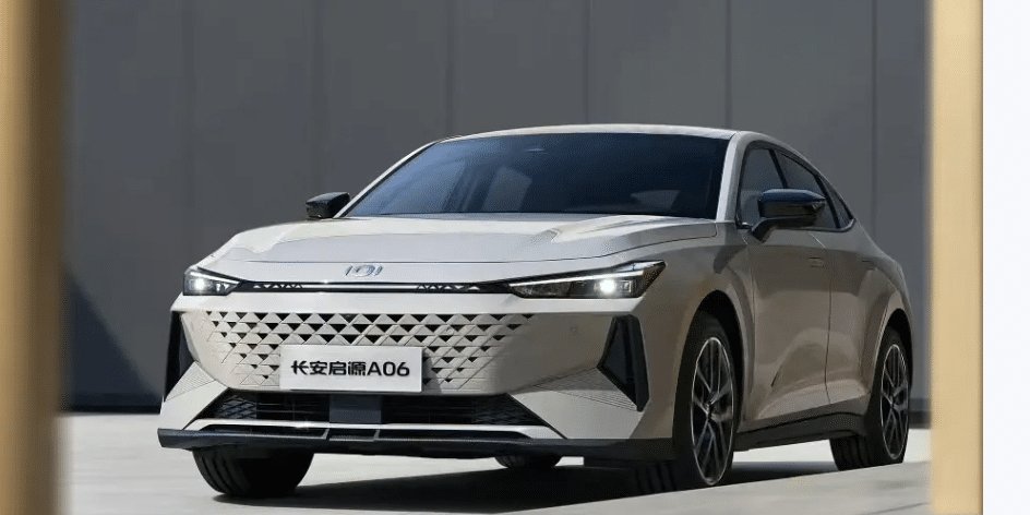 Новинка, известная на внутреннем рынке как Qiyuan A06, получила аккумуляторную систему Naxtra емкостью 45 кВт-ч (Фото: Changan Automobile)