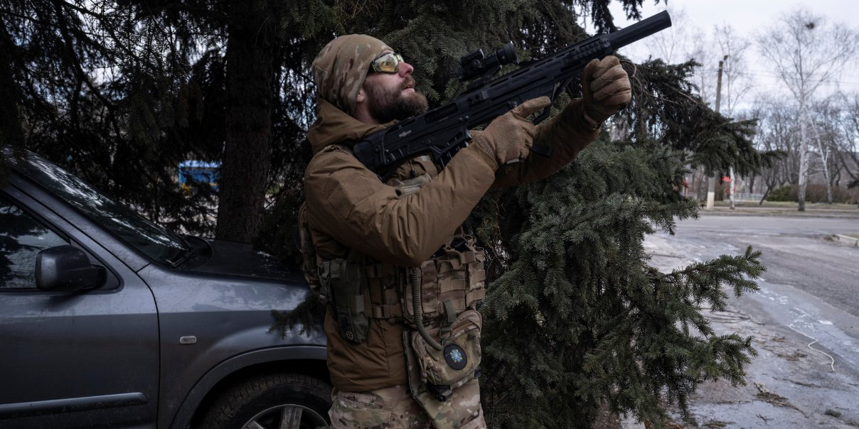 Ukrainian soldiers repelling the enemy drone attack on Druzhkivka, Feb. 27 (Photo: REUTERS)