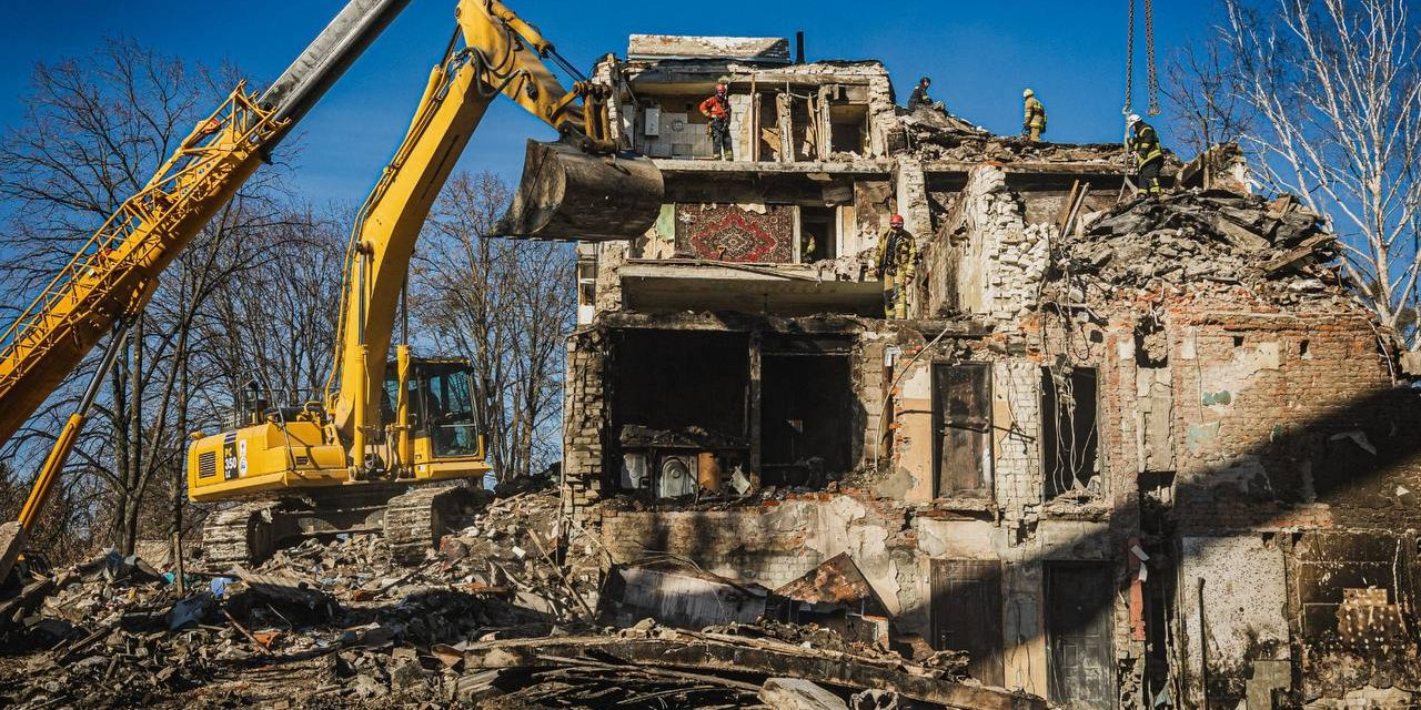 Emergency rescue operations have been completed at the site of the partially collapsed five-story apartment building hit with a Russian missile (Photo: Kharkiv Oblast's SES)