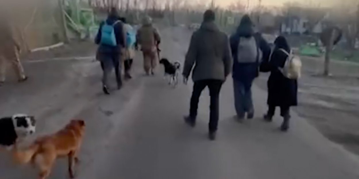 Шестеро гражданских из Купянска эвакуировались благодаря защитникам (Фото: Скриншот видео Facebook Поліція Харківської області)