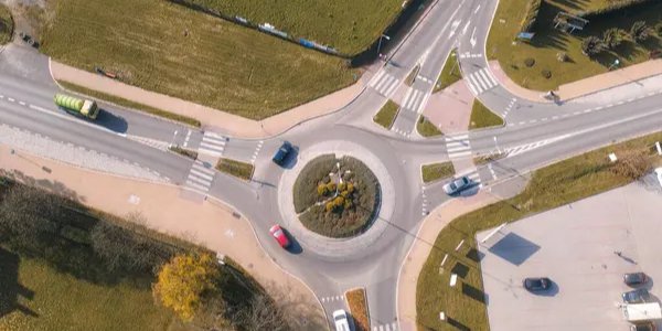 Нужно ли включать указатель на круговом перекрестке (Фото: depositphotos.com)