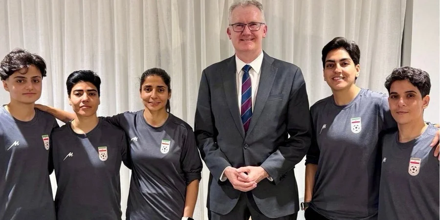 Міністр внутрішніх справ Австралії Тоні Берк опублікував фото зі спортсменками з Ірану (Фото: @Tony_Burke on X/Handout via REUTERS)
