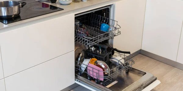 Як обрати ідеальний розмір посудомийки під вашу кухню (Фото: depositphotos.com)