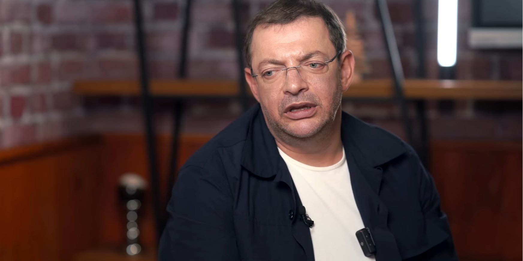 Гороховський опублікував у&nbsp;мережі фото користувачки банку нібито на&nbsp;фоні російського прапора (Фото: Ramina/YouTube)