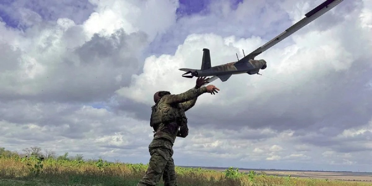 Ukrainian soldier is launching the recon drone (Photo: REUTERS)
