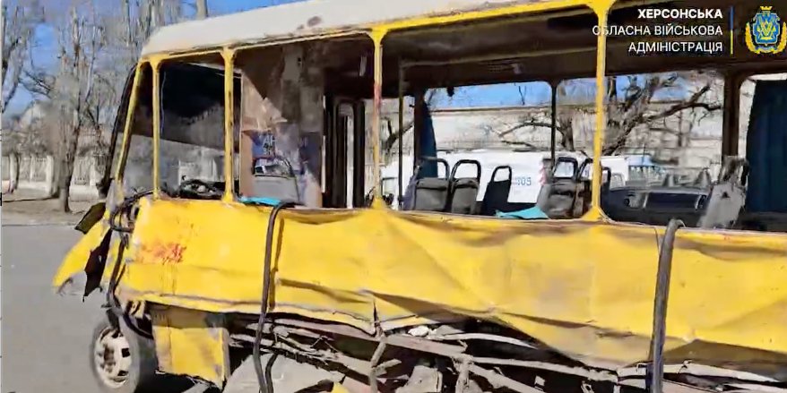 Російські військові спрямували безпілотник у&nbsp;автобус, в&nbsp;якому їхали люди у&nbsp;Херсоні, 11 березня 2026 року (Фото: Скриншот відео / Олександр Прокудін / Telegram)