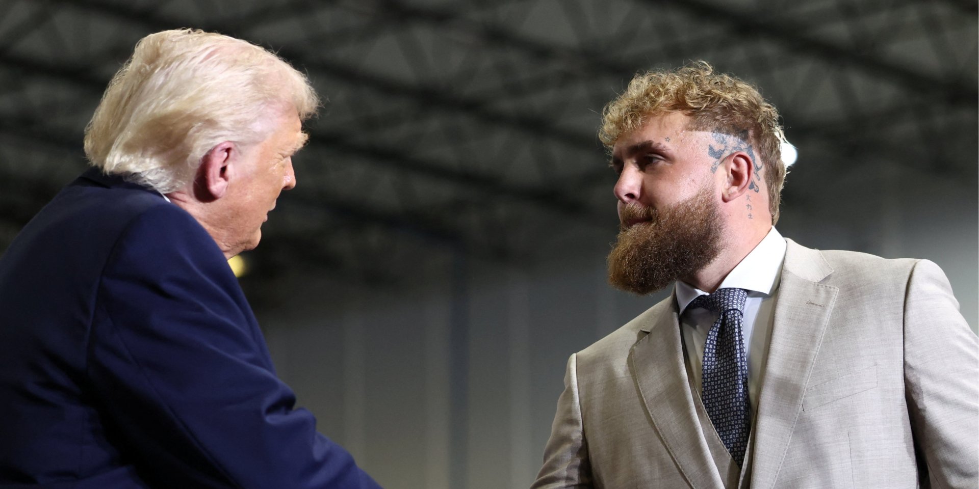 Дональд Трамп встретился с Джейком Полом (Фото: REUTERS/Кевин Ламарк)