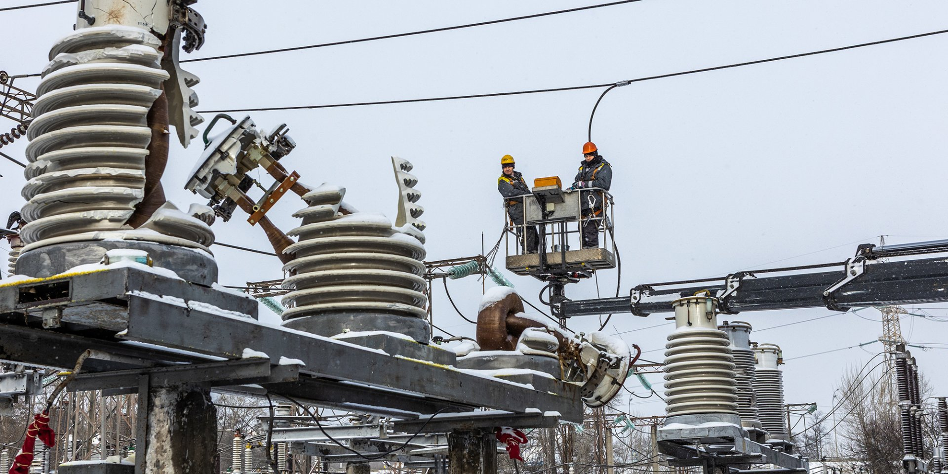 DTEK energy workers repair one of power substations, damaged in one of Russian attacks on Kyiv Oblast (Photo: NV/Oleksandr Medvedev)