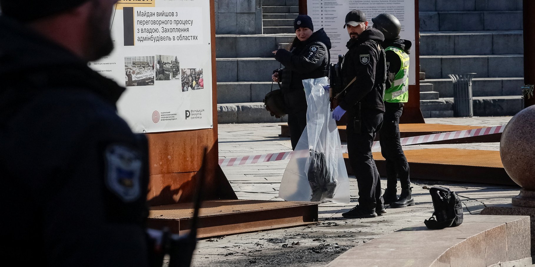 Уламки російського дрона на Майдані в Києві впали за кілька метрів від стели Незалежності (Фото: REUTERS/Gleb Garanich)