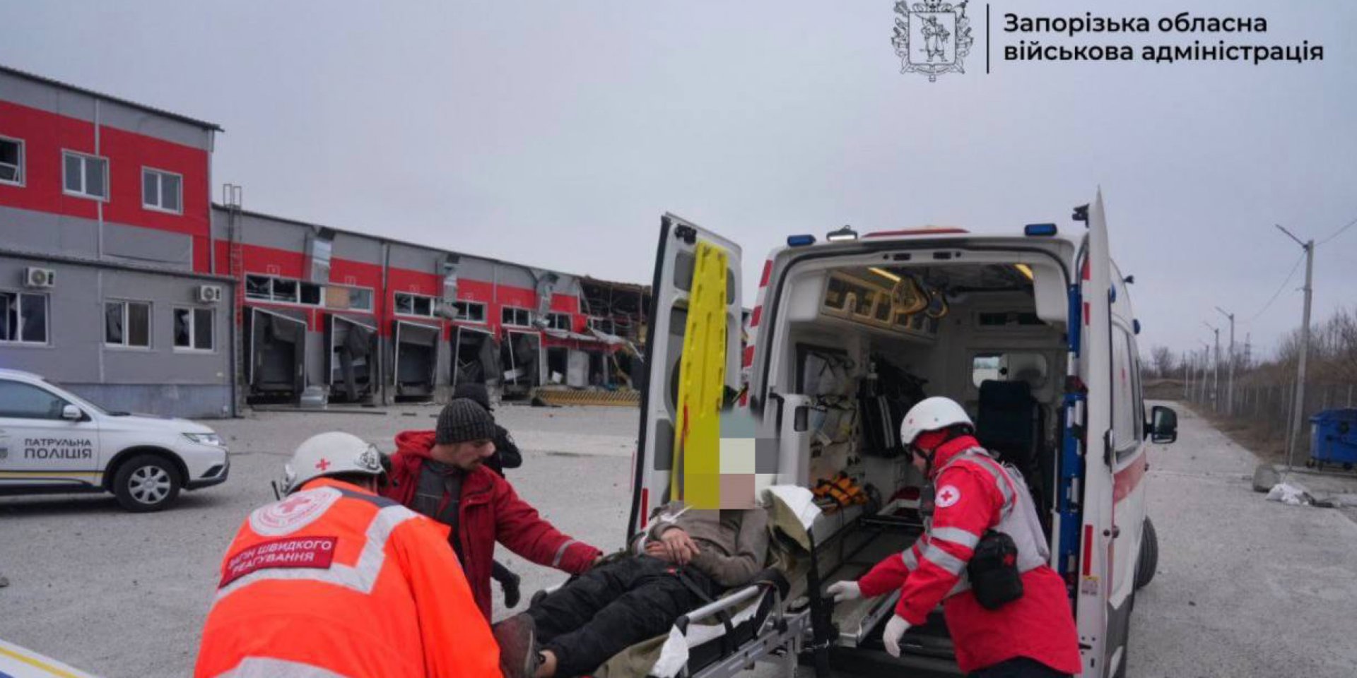 Удару було завдано поблизу об'єкта логістичної інфраструктури, на оприлюднених фото видно термінал Нової пошти (Фото: @ivan_fedorov_zp)