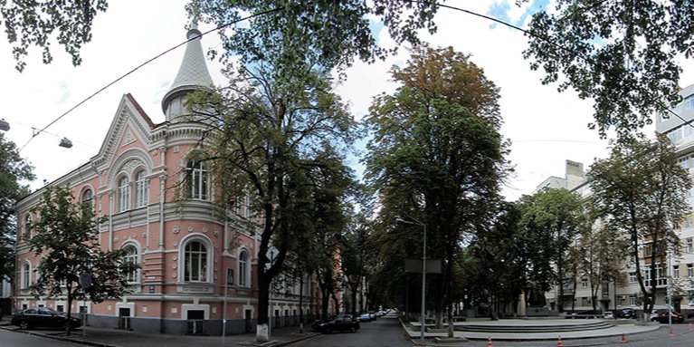 Яремчанський міський суд визнав винним чоловіка у крадіжці вікон і дверей (Фото: Яремчанський міський суд)