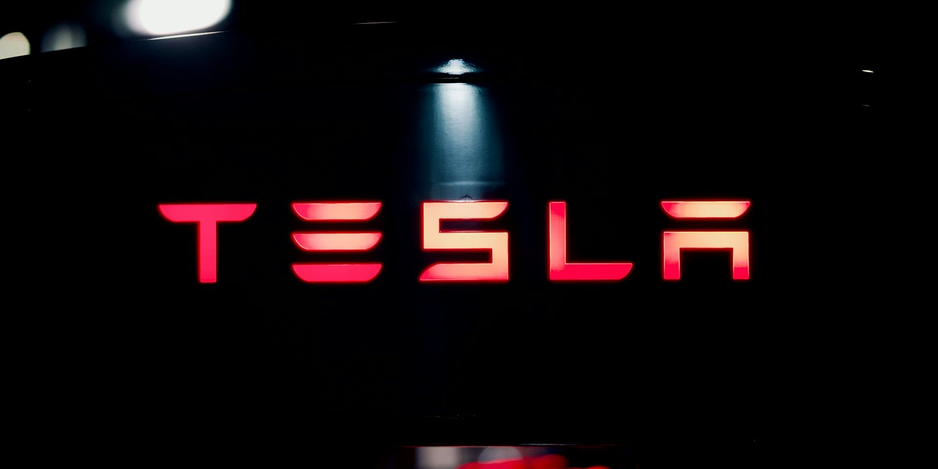 Логотип Tesla (Фото: Prometheus/Unsplash)