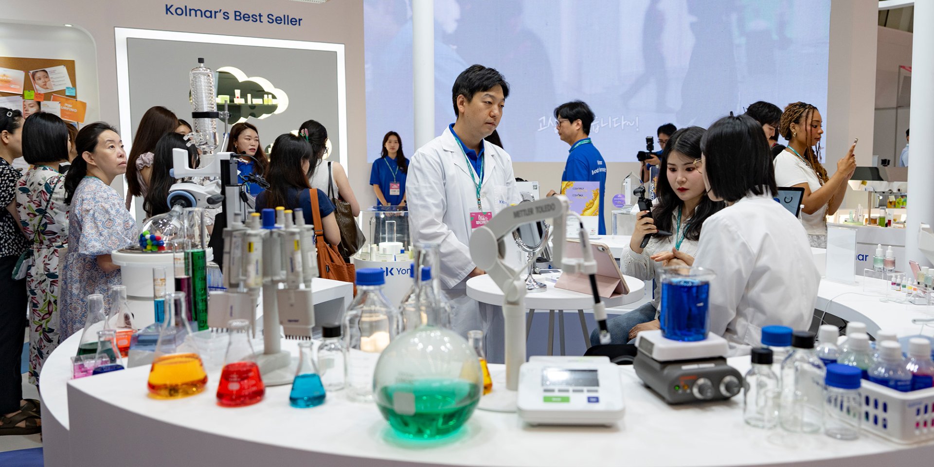 Корейський виробник Kolmar Korea витрачає на інновації близько 7% від обсягу річних продажів. На фото — презентація лабораторії компанії на виставці Beauty Week в Сеулі (Фото: Reuters/Chris Jung)