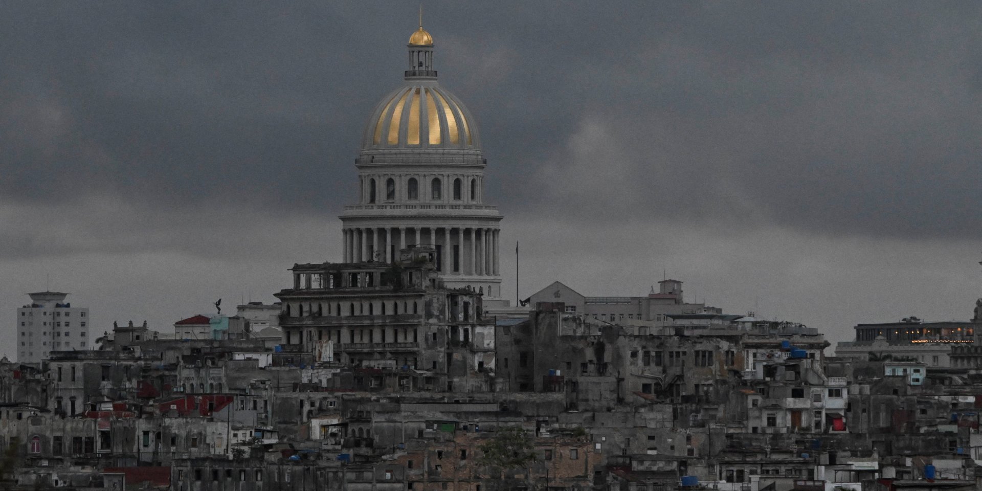 Куба відновлює електромережу, але мільйони людей досі без світла після блекауту (Фото: REUTERS/Norlys Perez)