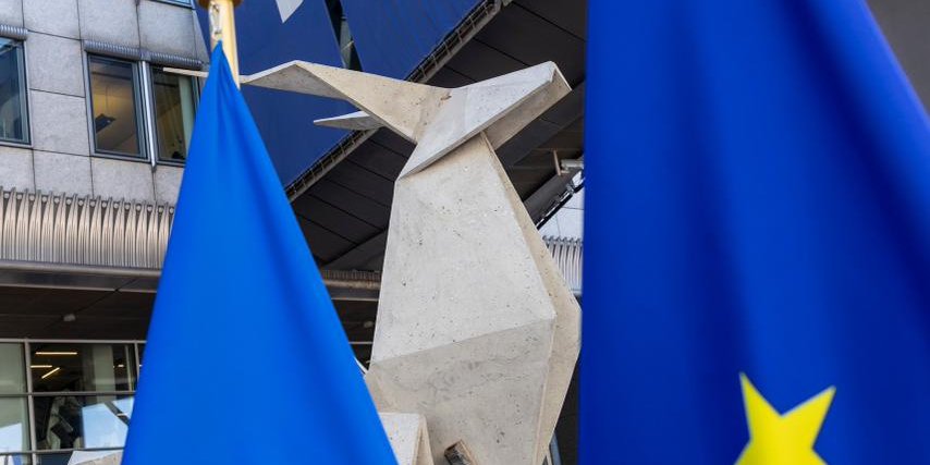 Оригамі Олень встановлена біля Європейського парламенту у Брюсселі (Фото: Міністерство культури України/Facebook)