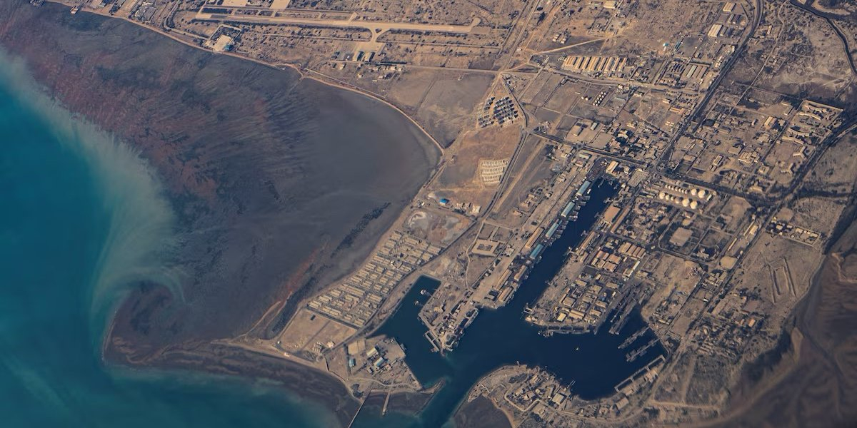 The coast of Iran and the port of Bandar Abbas in the Strait of Hormuz (Photo: REUTERS/Stringer)