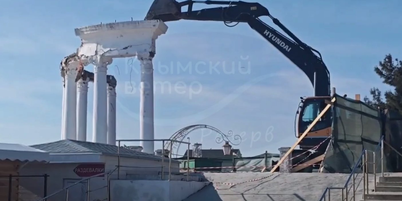 В окупованій Алушті зруйнували білу ротонду (Фото: скріншот/Telegram/Крымский ветер)