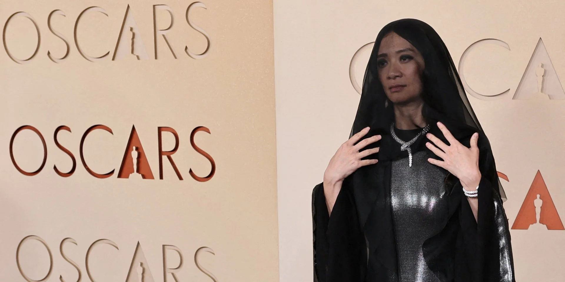 Работала барменом, изучала политологию и посещала Украину: что известно об оскароносном режиссере Хлое Джао