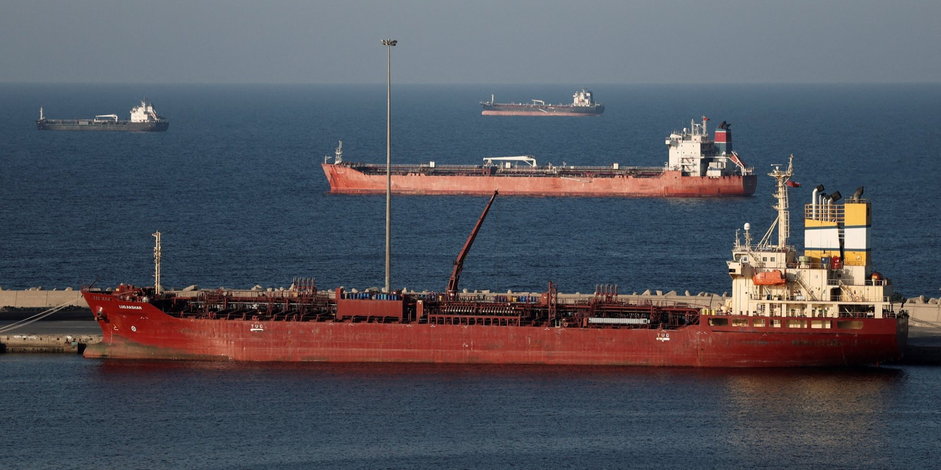 Tankers have gathered in the port of Muscat (Oman) as they await the opening of the Strait of Hormuz (Photo: REUTERS/Benoit Tessier/File Photo)