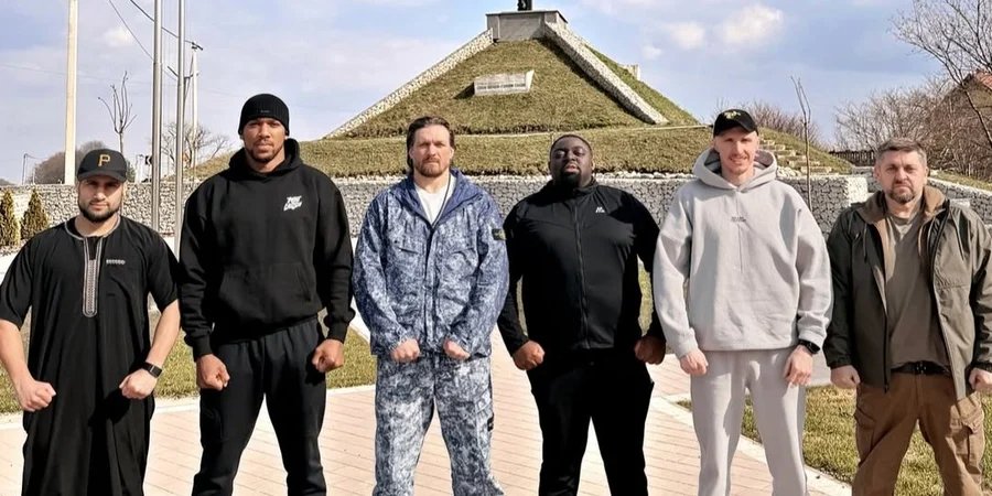 Энтони Джошуа (второй слева) впервые побывал в Украине (Фото: twitter.com/MatchroomBoxing)