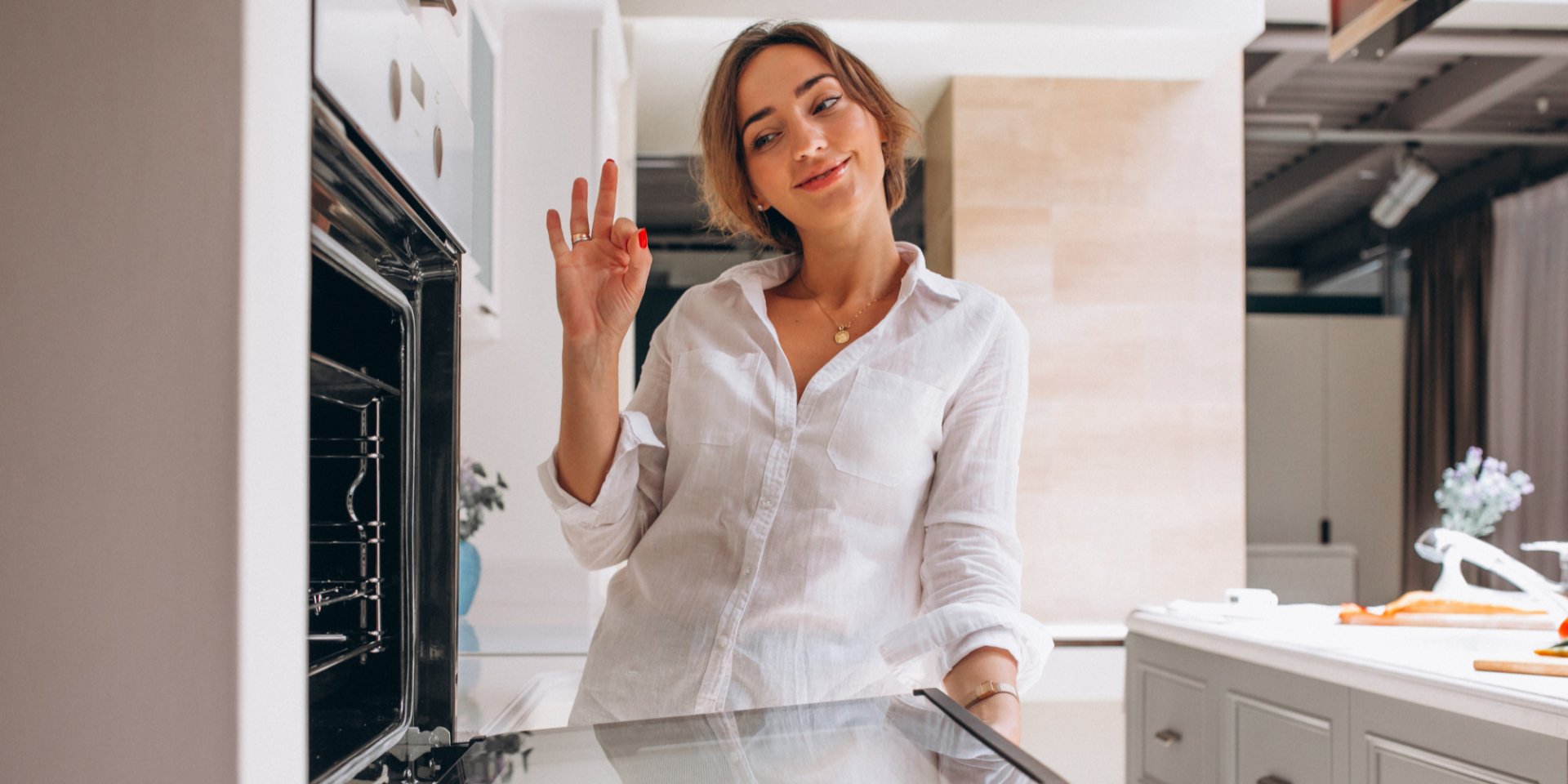 Метод итальянских бабушек. Этот ингредиент поможет помыть духовку без химии и трения — и он точно есть у вас дома