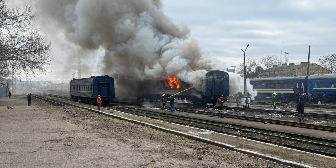 «Сказали бежать подальше от поезда». Почему Укрзализныця эвакуирует пассажиров во время тревог — BBC News Украина