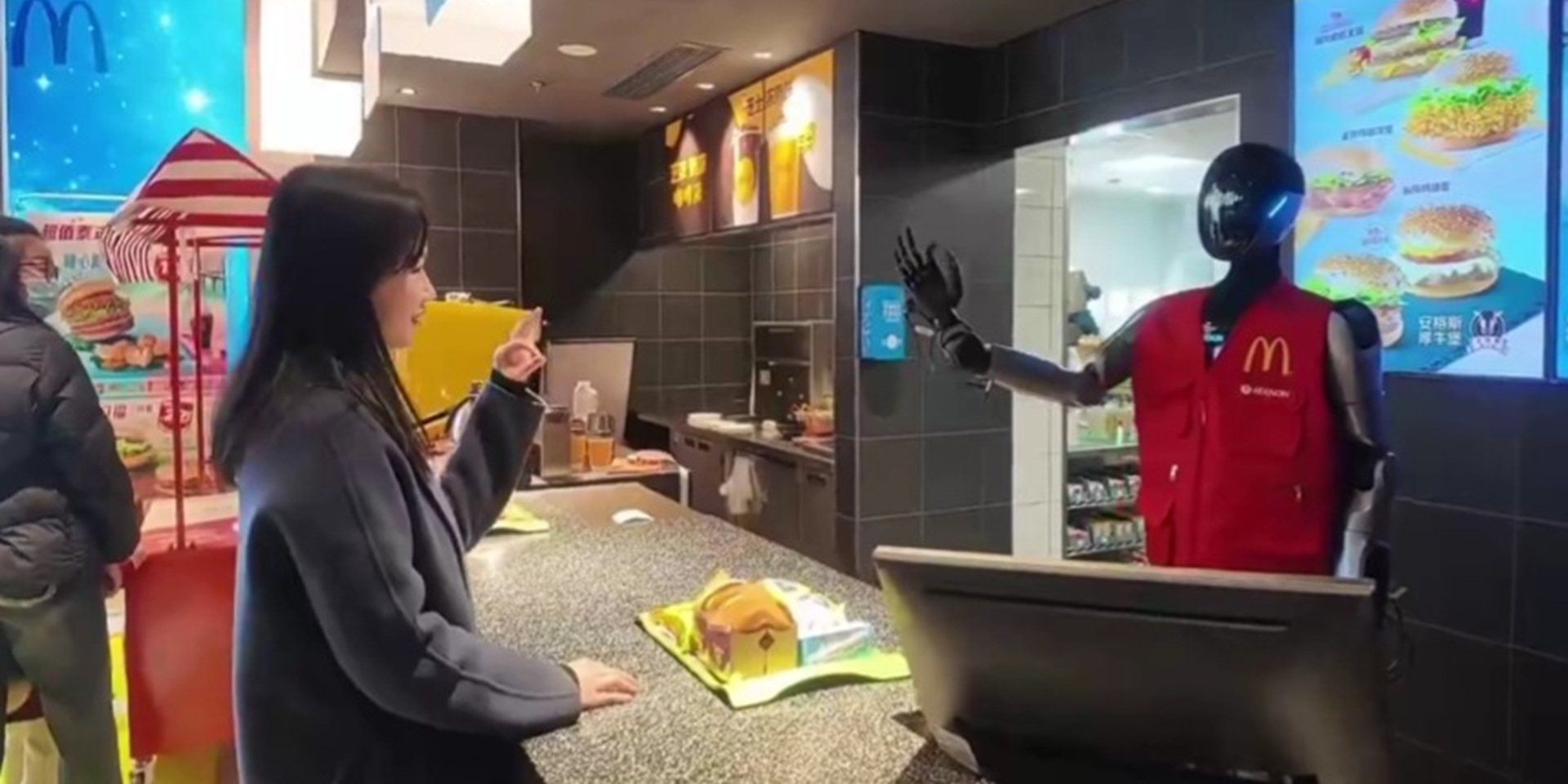 Представители McDonald’s не уточнили масштаб эксперимента (Фото: YouTube/Keenon Robotics)