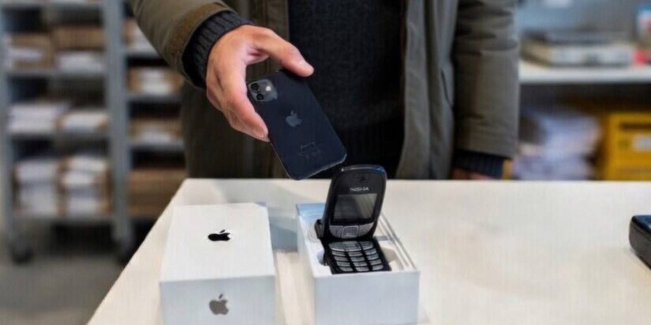 Криворожанин подменил iPhone на старенькую Nokia на почте и отказался от посылки (Фото: Свои Кривой Рог)