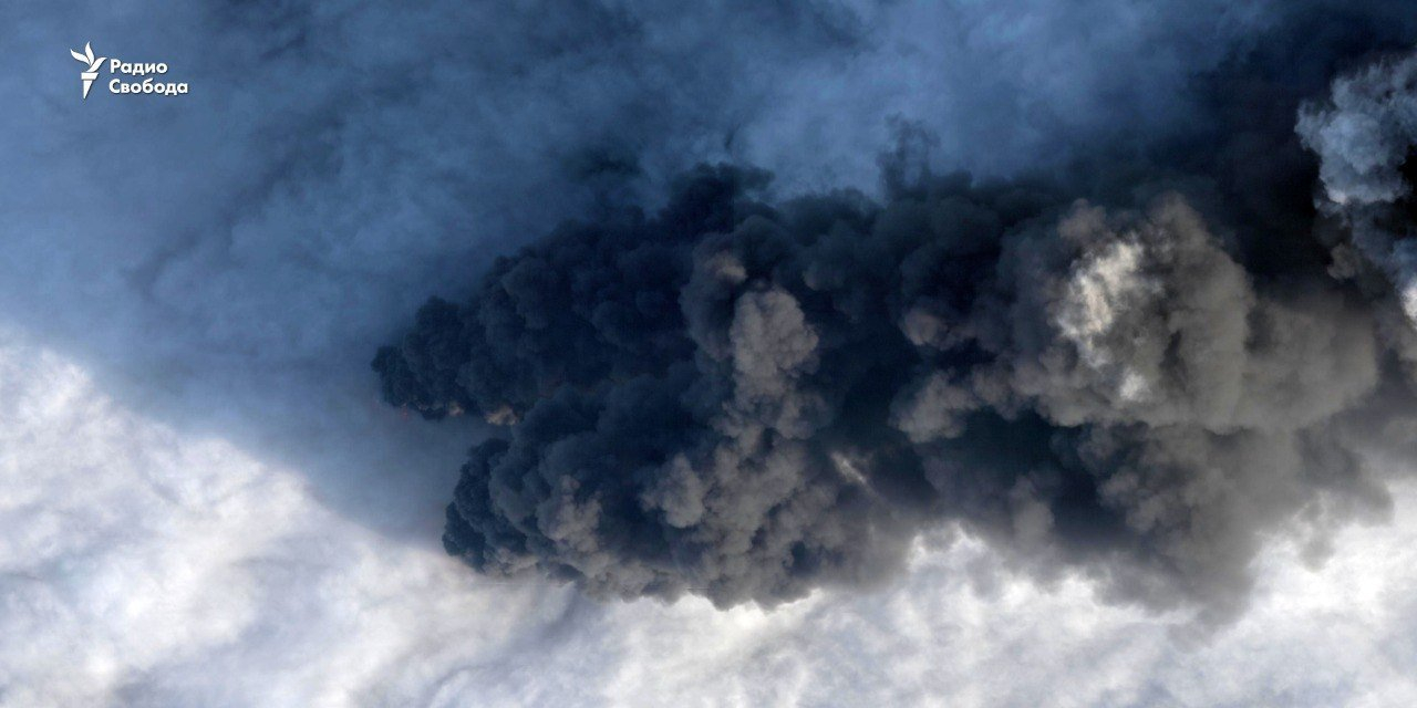An oil depot in the port of Primorsk burns after an attack by Ukrainian UAVs, March 24, 2026 (Photo: Radio Svoboda / Telegram)