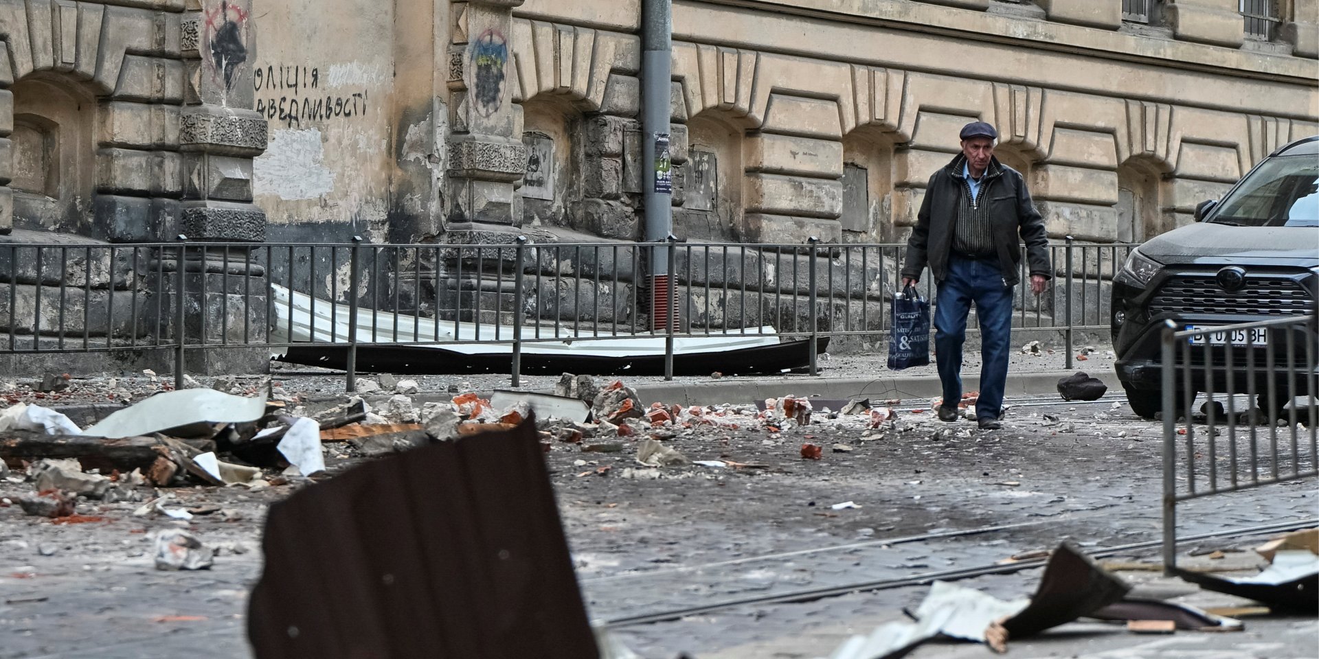 Попали в жилые дома и исторические памятники. Как выглядит Львов после российской атаки — фоторепортаж