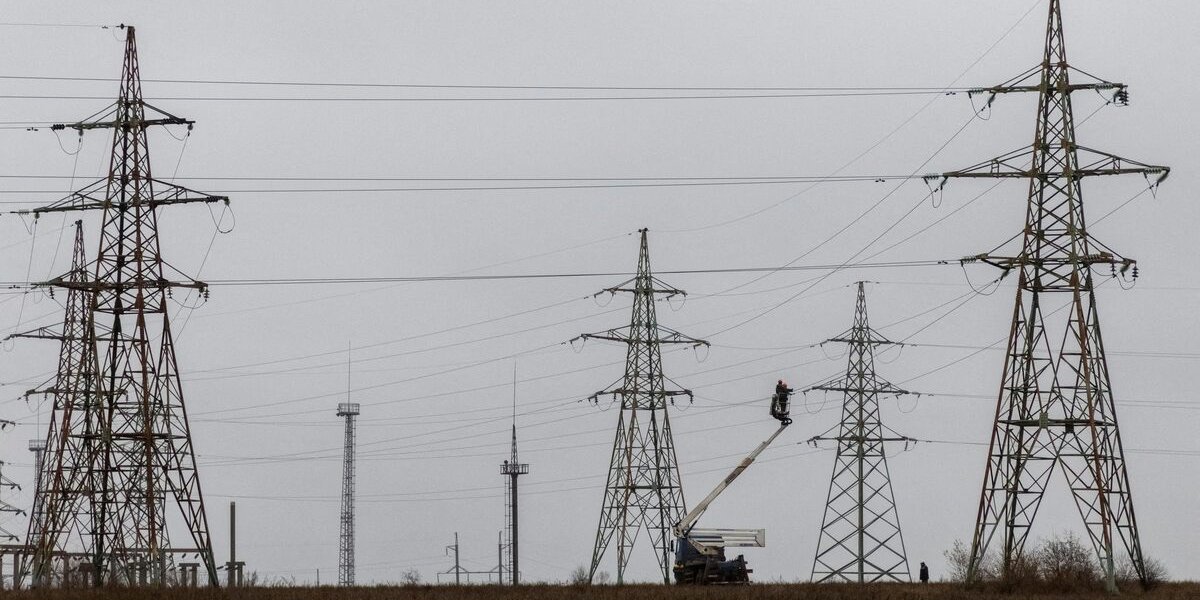 Близько 150 тисяч абонентів Чернігова та&nbsp;району залишилися без світла внаслідок атаки&nbsp;РФ (Фото: REUTERS/Anna Voitenko)