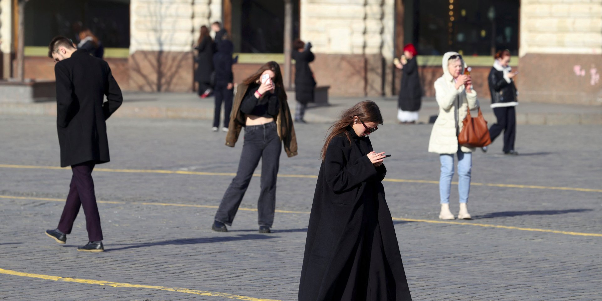 People with smartphones in Moscow center, March 16, 2026 (Photo: REUTERS/Anastasia Barashkova)