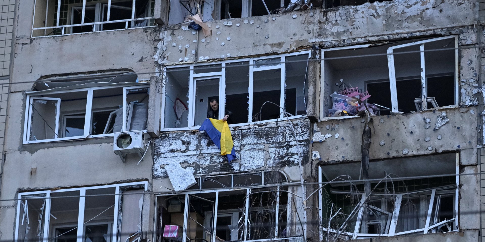 Российская атака шахедами на Львов: на балконе поврежденного дома мужчина вывесил украинский флаг — видео