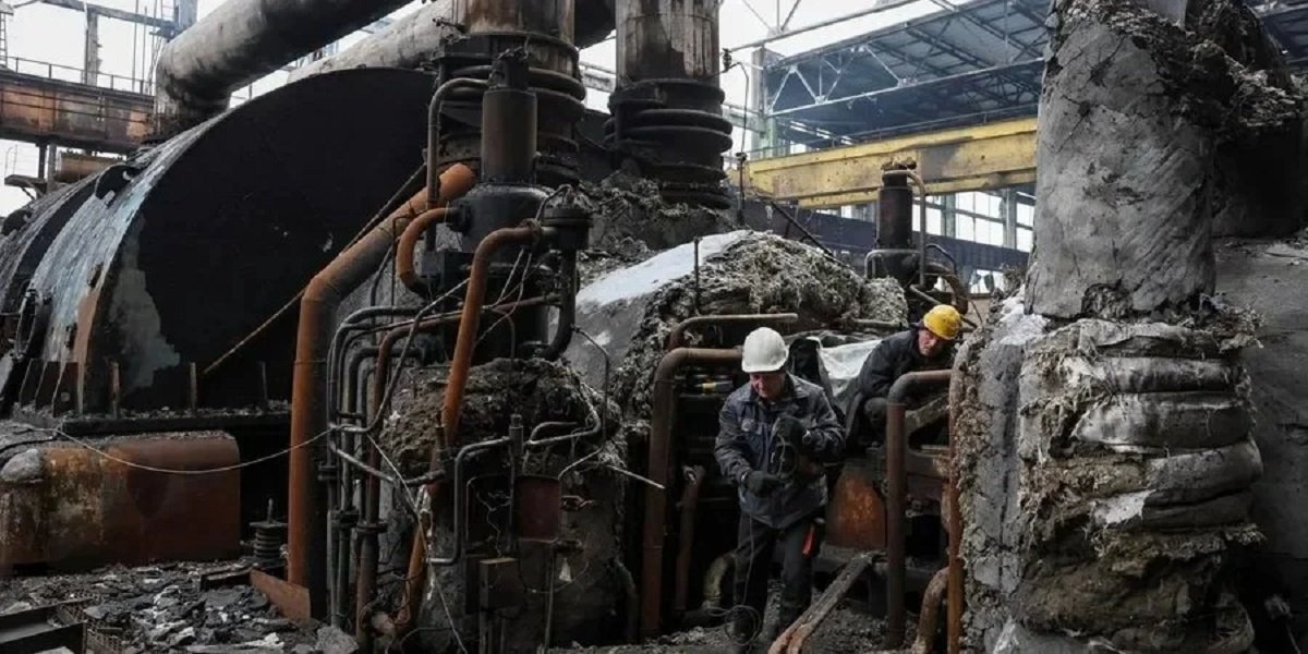 Пошкоджена внаслідок російських ударів ТЕС в&nbsp;Україні (Фото: REUTERS/Gleb Garanich)