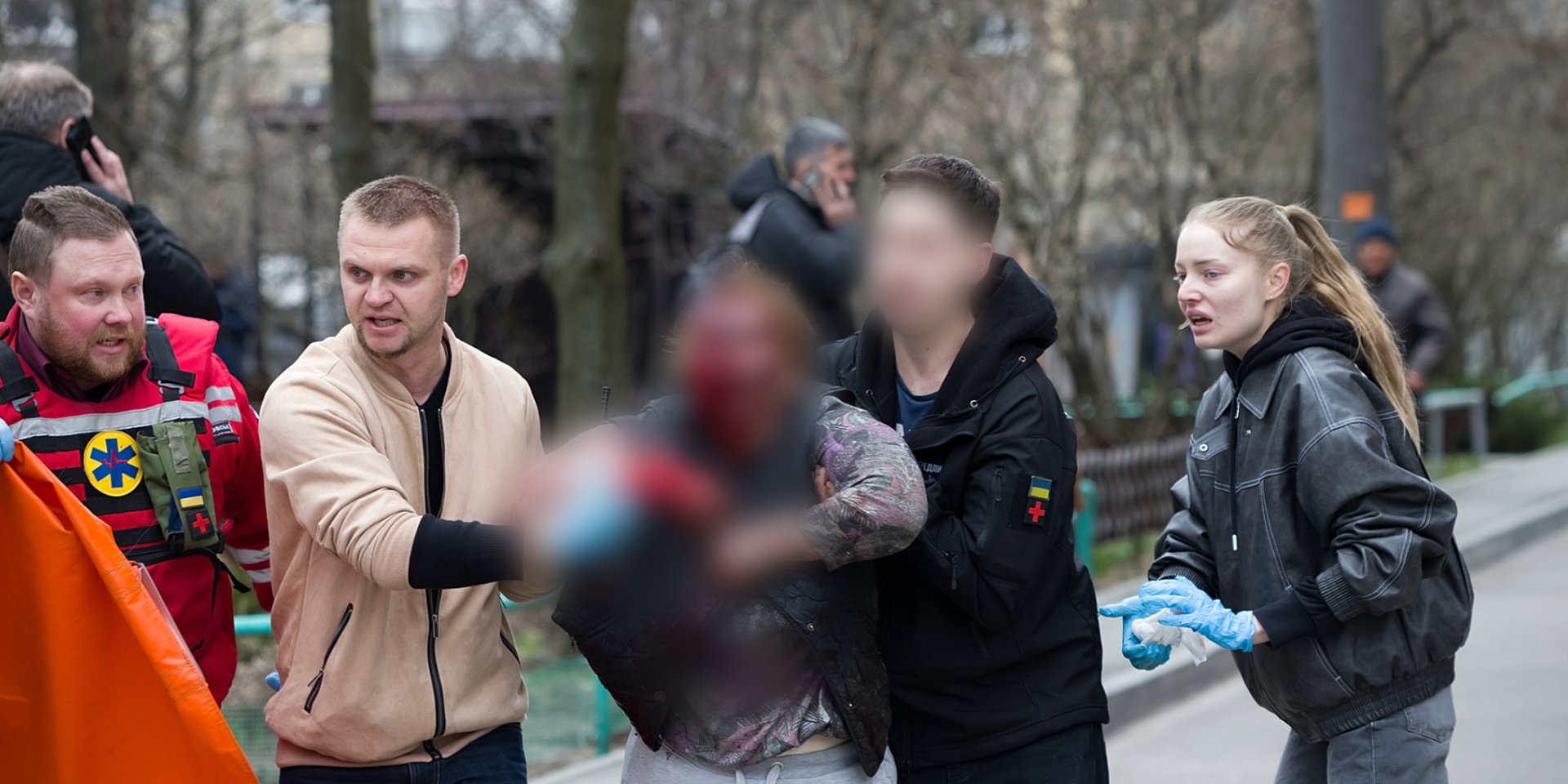 Патрульні Руслан Комаринський і Карина Гуда рятують людей у Дніпрі (Фото: Валерій Кравченко/Патрульна поліція України)