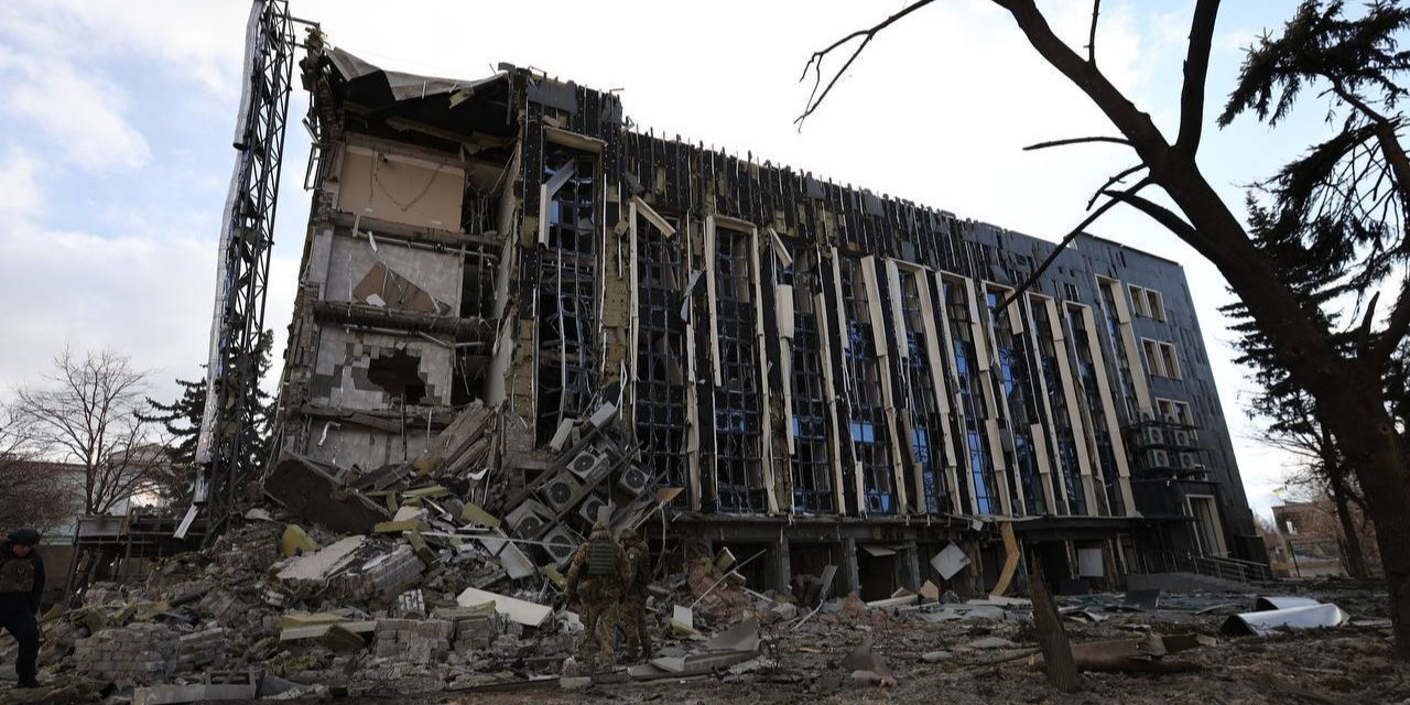 The aftermath of a Russian missile hitting an administrative building in the center of Izyum, February 4, 2025 (Photo: Kharkiv OVA)
