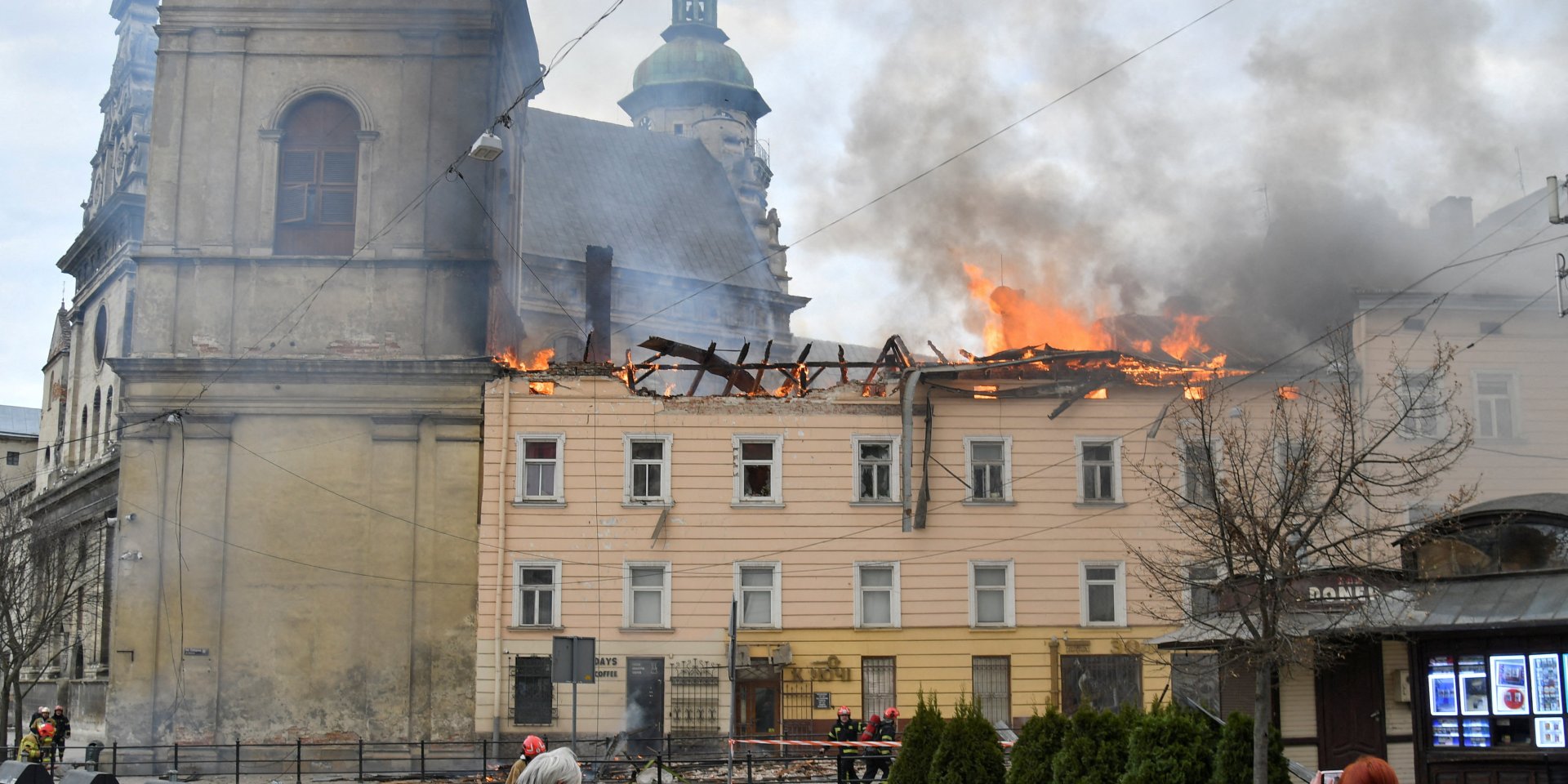 Внаслідок атаки по Львову пошкоджено Бернардинський монастир (Фото: REUTERS/Stringer)