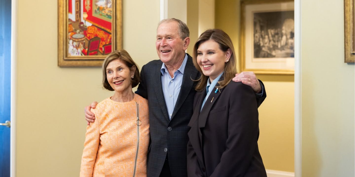 Во время визита в США. Елена Зеленская встретилась с экс-президентом Джорджем Бушем-младшим и его женой Лорой Буш