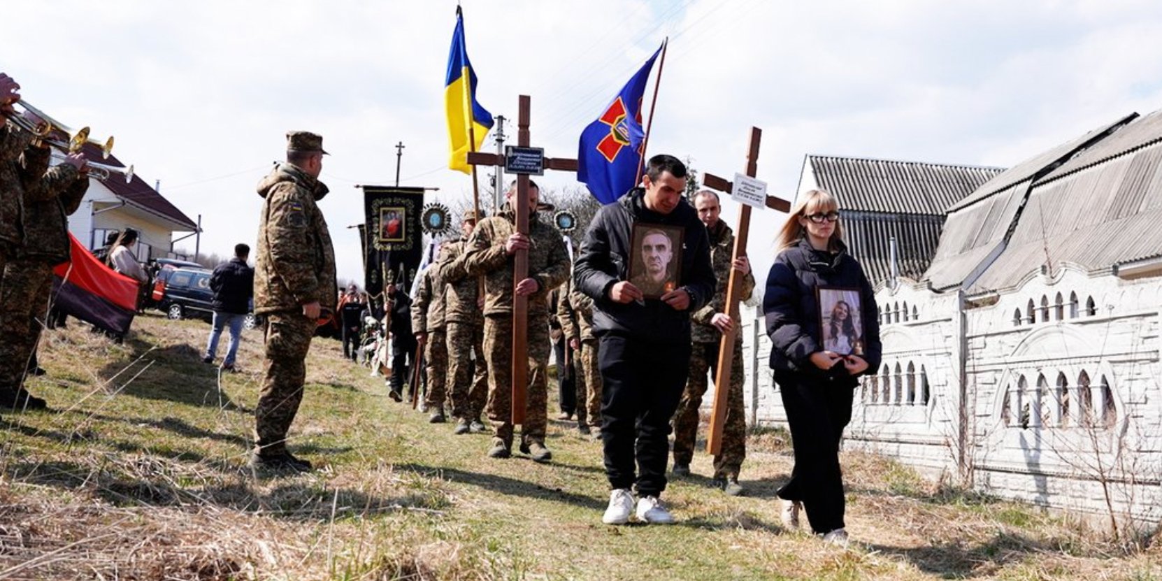 Прощання з загиблими в Івано-Франківську нацгвардійцем і його донькою (Фото: Суспільне Івано-Франківськ)
