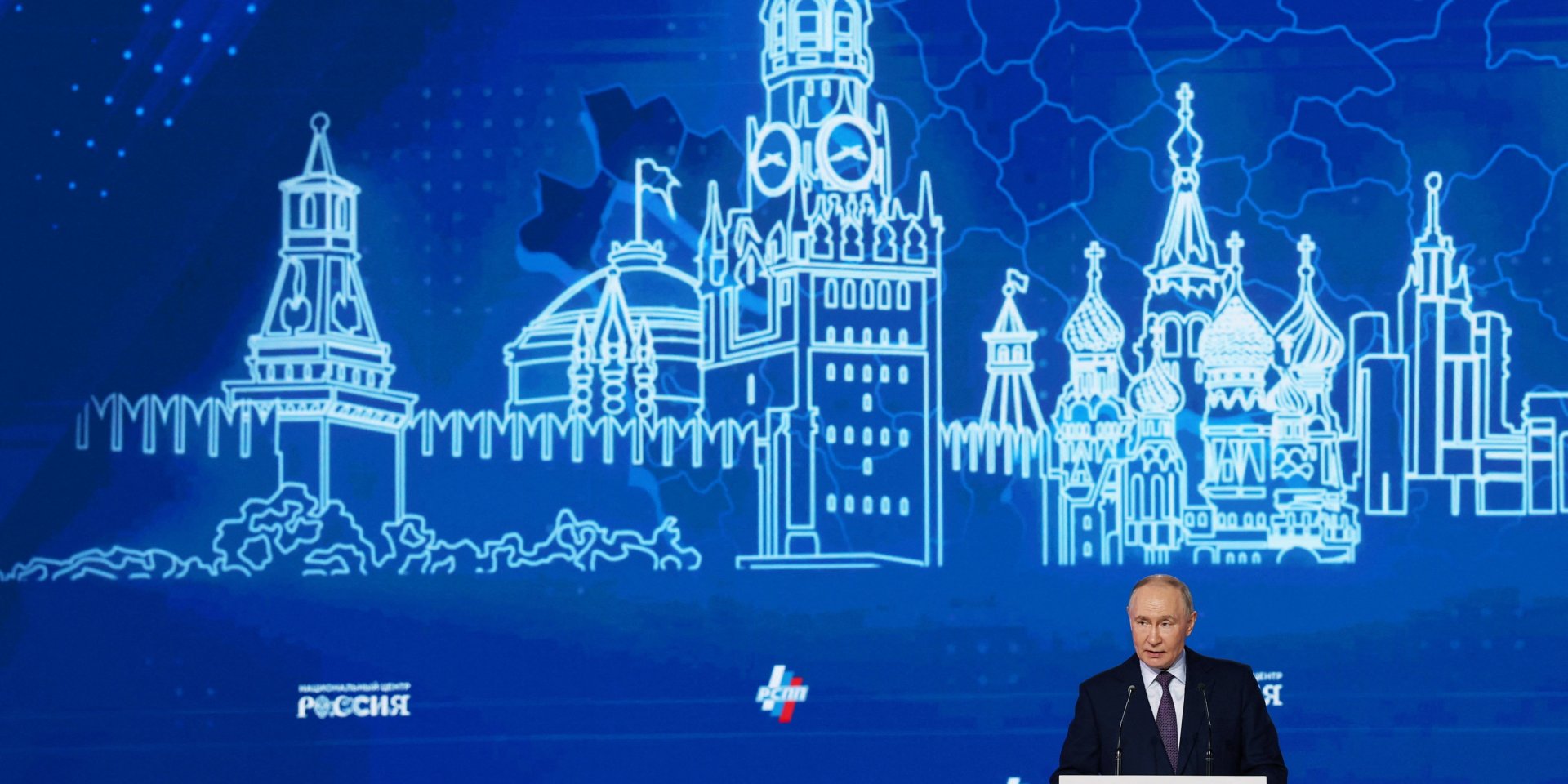 Путін на тлі зображення Кремля (Фото: REUTERS/Ramil Sitdikov)