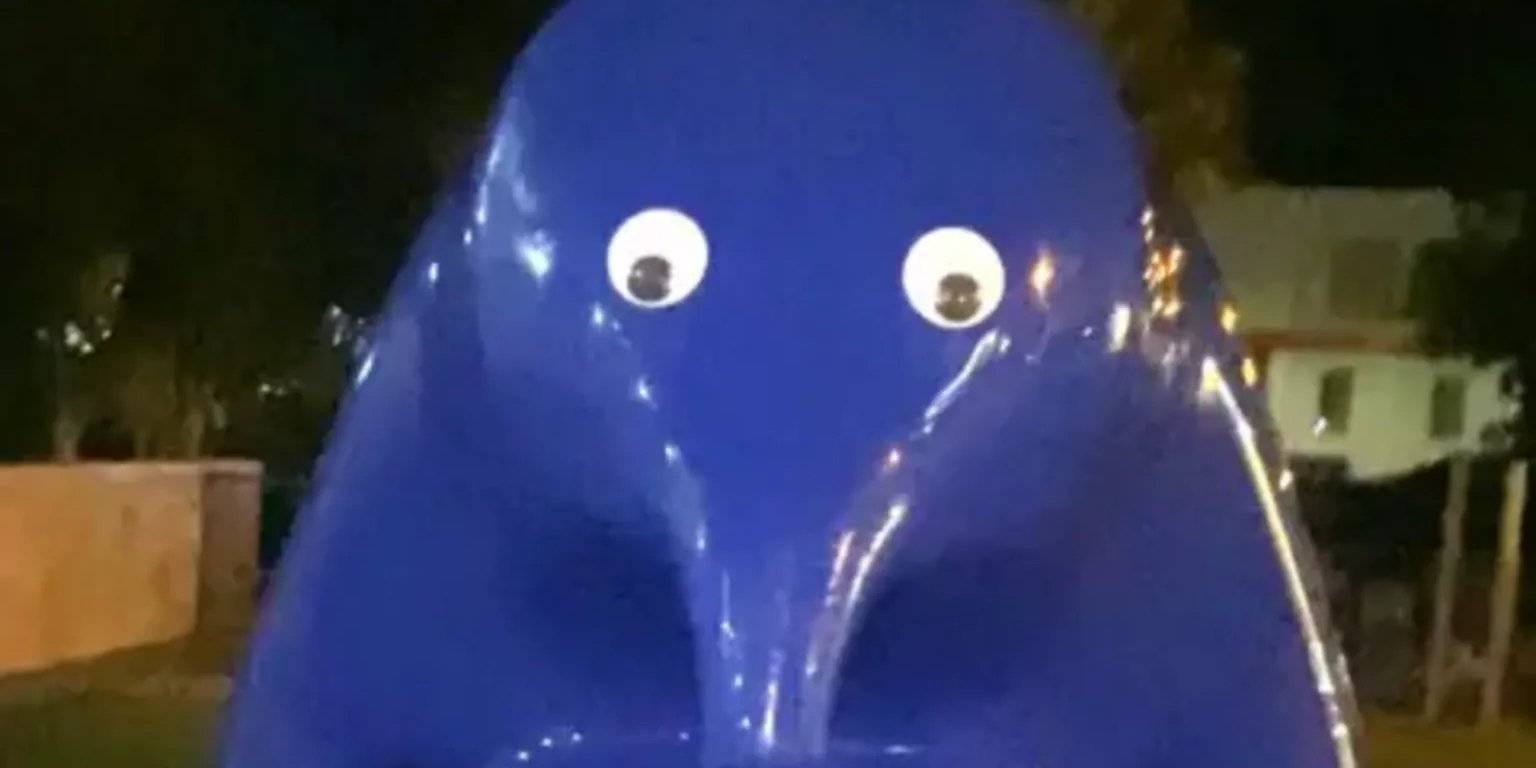 В Австралии женщина выпила три бутылки водки и наклеила «глаза» на известную скульптуру — ее оштрафовали